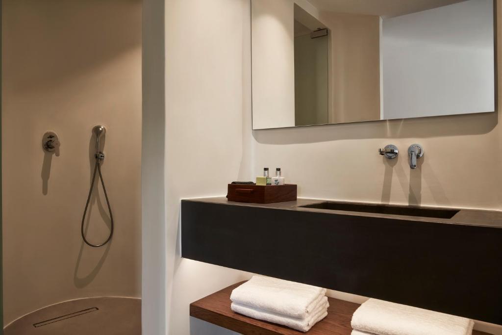 Двухместный (Улучшенный двухместный номер с 1 кроватью) отеля Orama Hotel & Spa, Тира