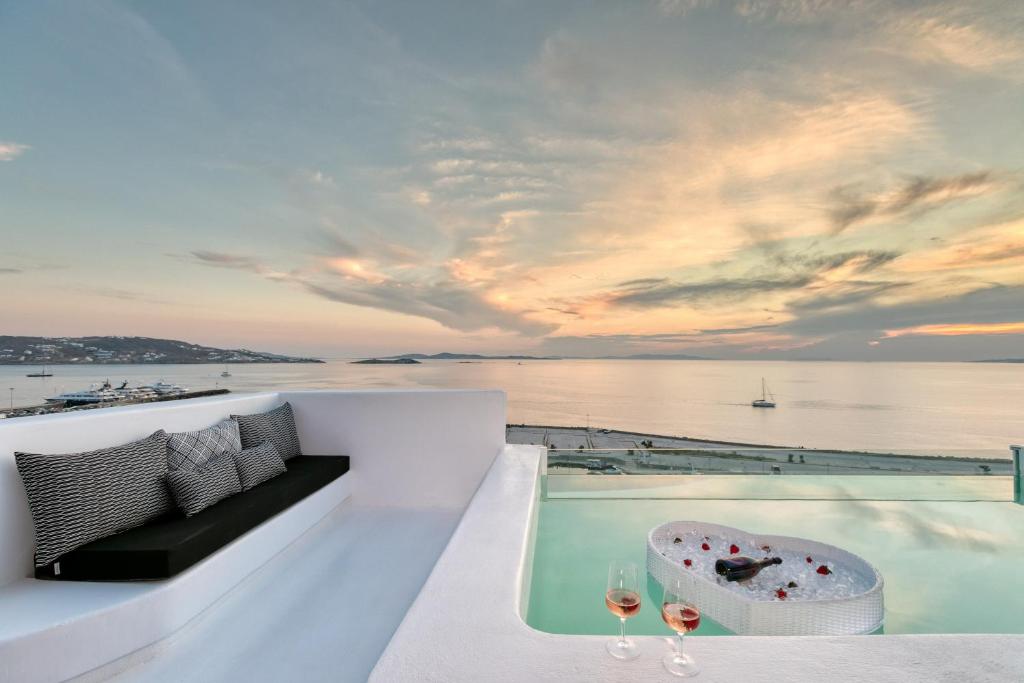 Двухместный (Двухместный номер Делюкс с видом на море и собственным бассейном) отеля Omiros The FeelGood Hotel, Миконос