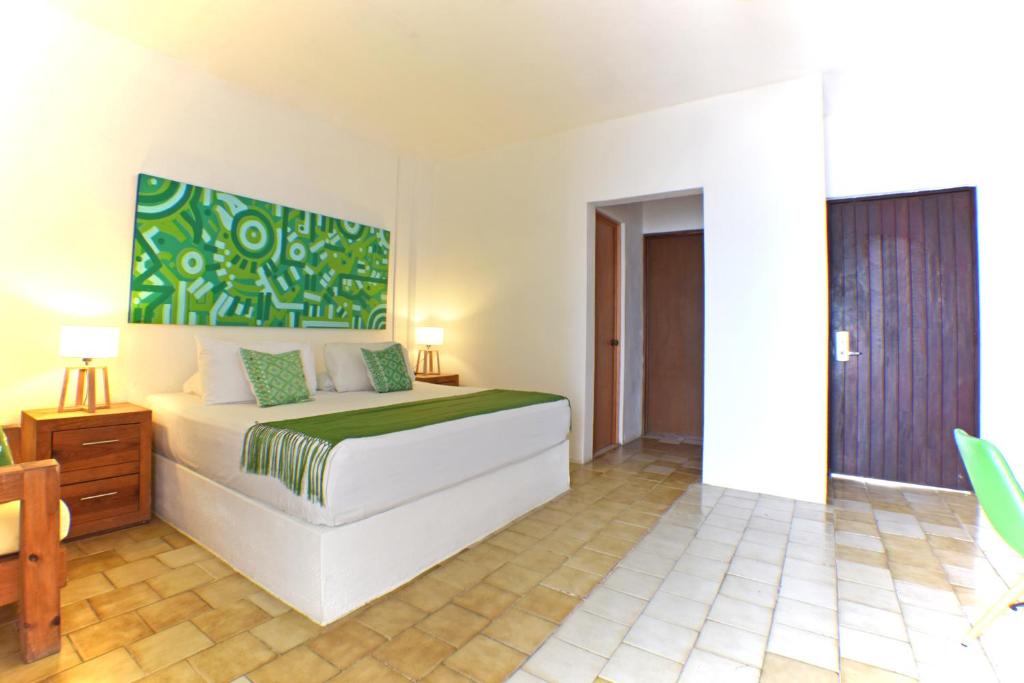 Четырехместный (Стандартный люкс) отеля Emperador Vallarta Beachfront Hotel and Suites, Пуэрто-Вальярта