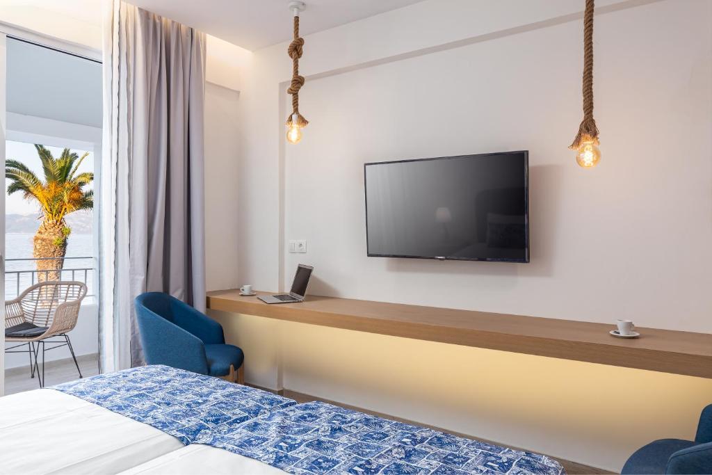 Двухместный (Двухместный номер Делюкс с 1 кроватью или 2 отдельными кроватями и видом на море) апарт-отеля Roussos Studios, Кавос