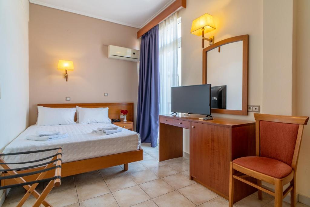 Двухместный (Двухместный номер с 1 кроватью и видом на бассейн) отеля Neda Hotel, Олимпия, Пелопонесс, Западная Греция и Ионния