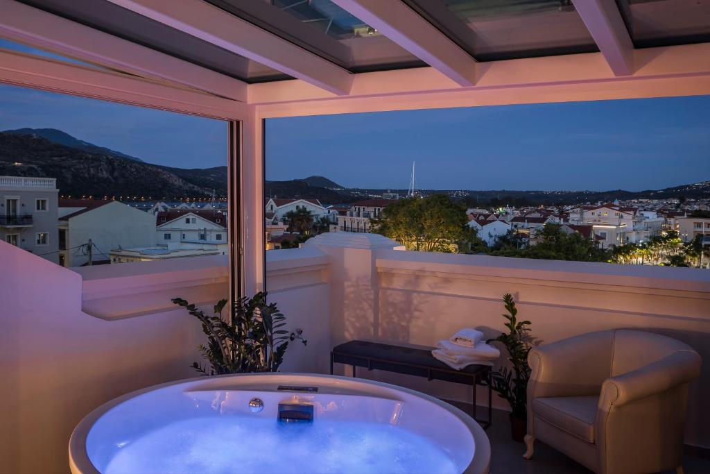 Сьюит (Люкс с гидромассажной ванной на открытом воздухе) отеля Ionian Plaza Hotel, Аргостолион