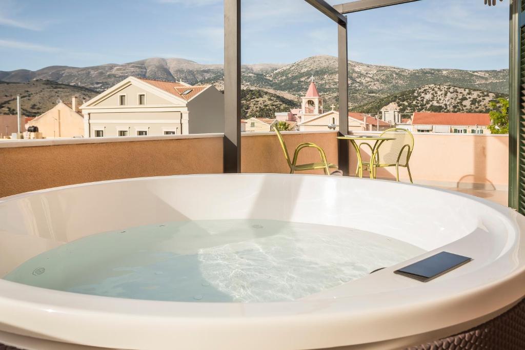 Сьюит (Полулюкс с гидромассажной ванной под открытым небом) отеля Ionian Plaza Hotel, Аргостолион