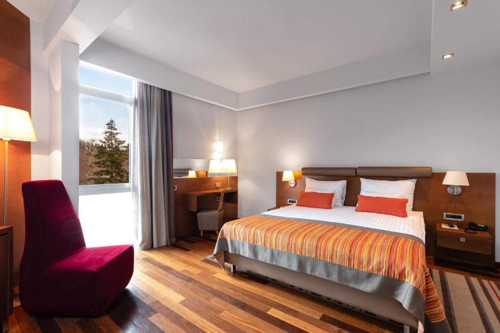Двухместный (Улучшенный двухместный номер с 1 кроватью или 2 отдельными кроватями и балконом) отеля Bluesun Hotel Kaj, Мария-Бистрица