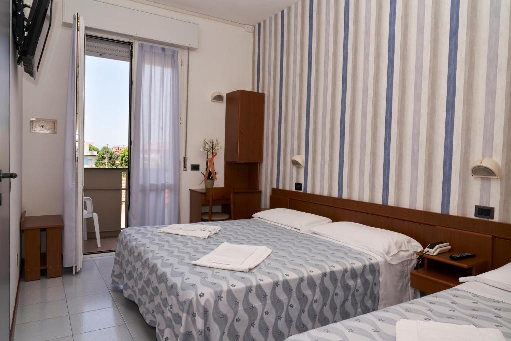 Двухместный (Двухместный номер с 1 кроватью или 2 отдельными кроватями, пользование пляжными удобствами включено в цену) отеля Hotel Atlantic, Римини