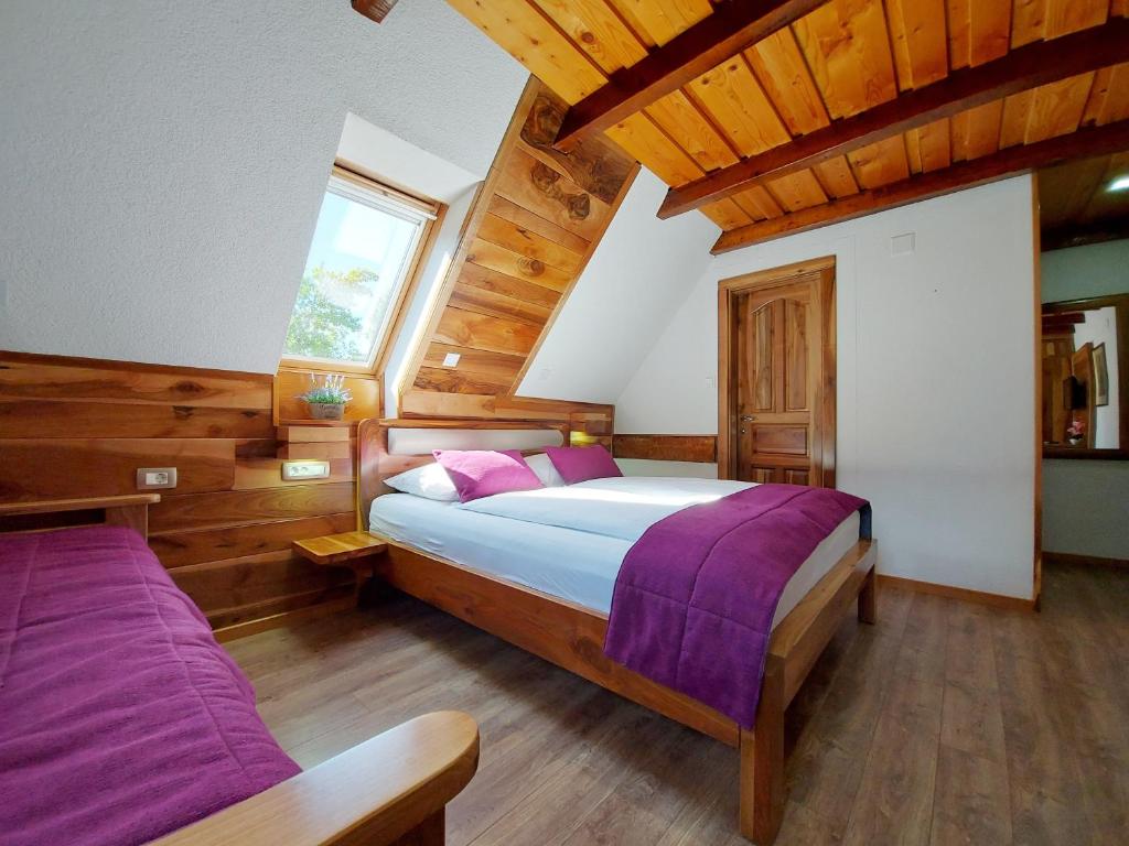 Трехместный (Улучшенный трехместный номер) гостевого дома Plitvice Ethno House, Езерца (Плитвицкие озера)