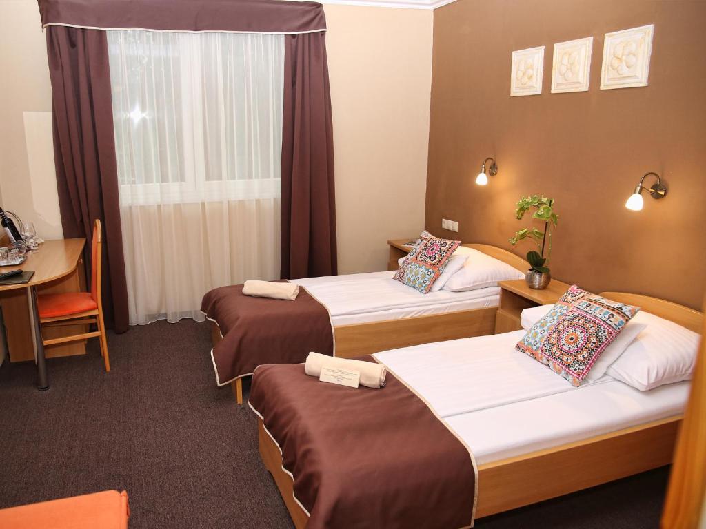 Двухместный (Улучшенный двухместный номер с 1 кроватью или 2 отдельными кроватями) отеля Alfa Hotel és Wellness Centrum, Мишкольц-Тапольца