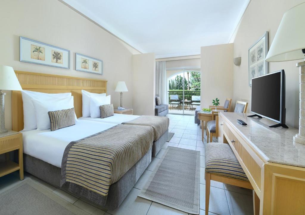 Двухместный (Улучшенный семейный номер с двуспальной кроватью) курортного отеля Jaz Makadi Star & Spa, Хургада