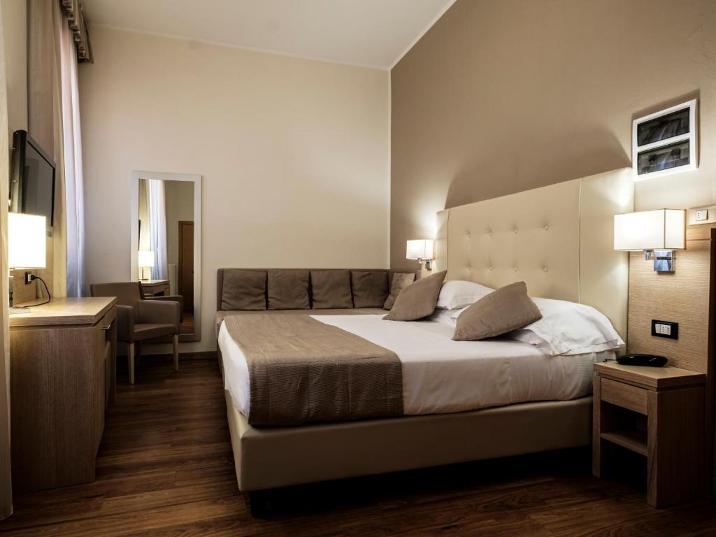Трехместный (Улучшенный трехместный номер) отеля Hotel Accademia, Болонья