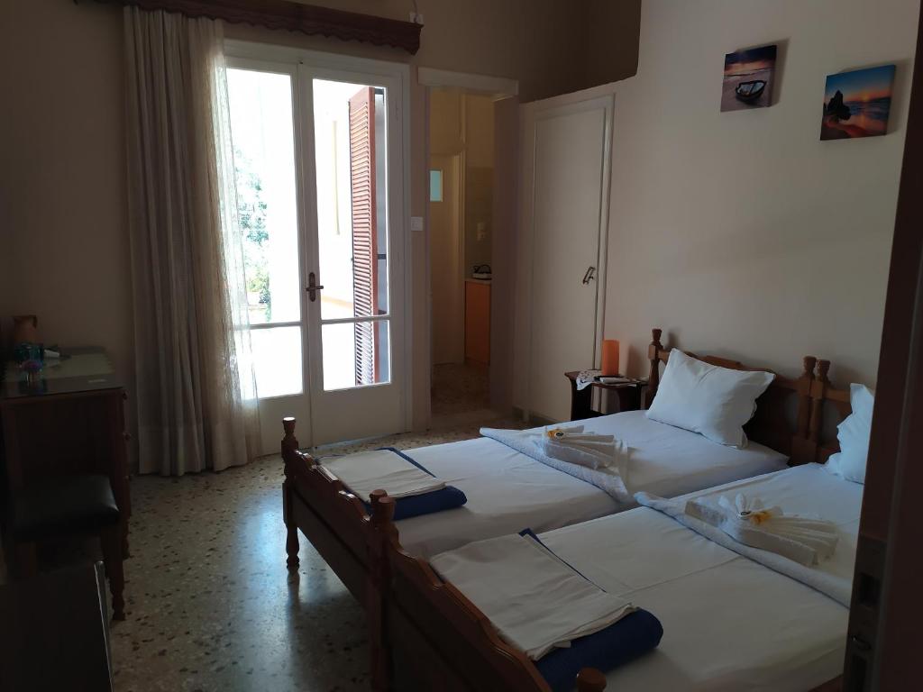 Двухместный (Стандартный двухместный номер с 2 отдельными кроватями и видом на сад) апарт-отеля Aegina Finikas Rooms, Агия-Марина