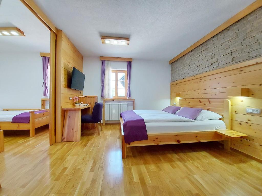 Четырехместный (Улучшенный четырехместный номер) гостевого дома Plitvice Ethno House, Езерца (Плитвицкие озера)