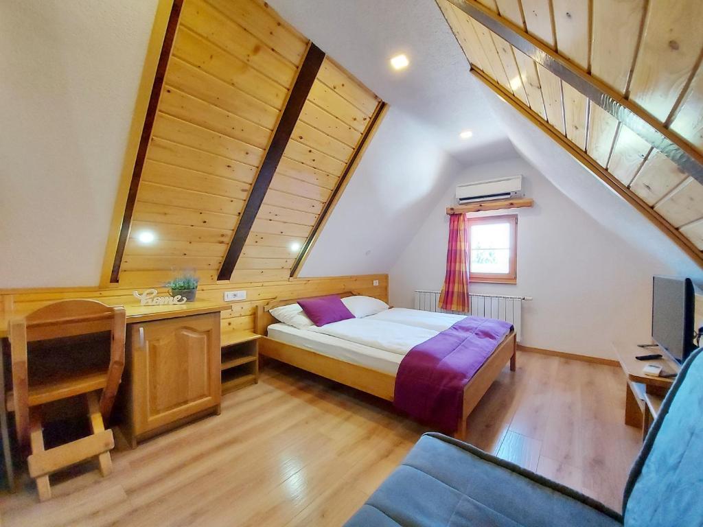 Двухместный (Двухместный номер эконом-класса с 1 кроватью) гостевого дома Plitvice Ethno House, Езерца (Плитвицкие озера)