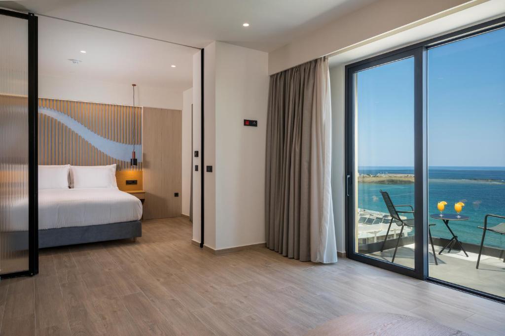 Сьюит (Улучшенный люкс с видом на море) отеля Hyperion City Hotel, Ханья