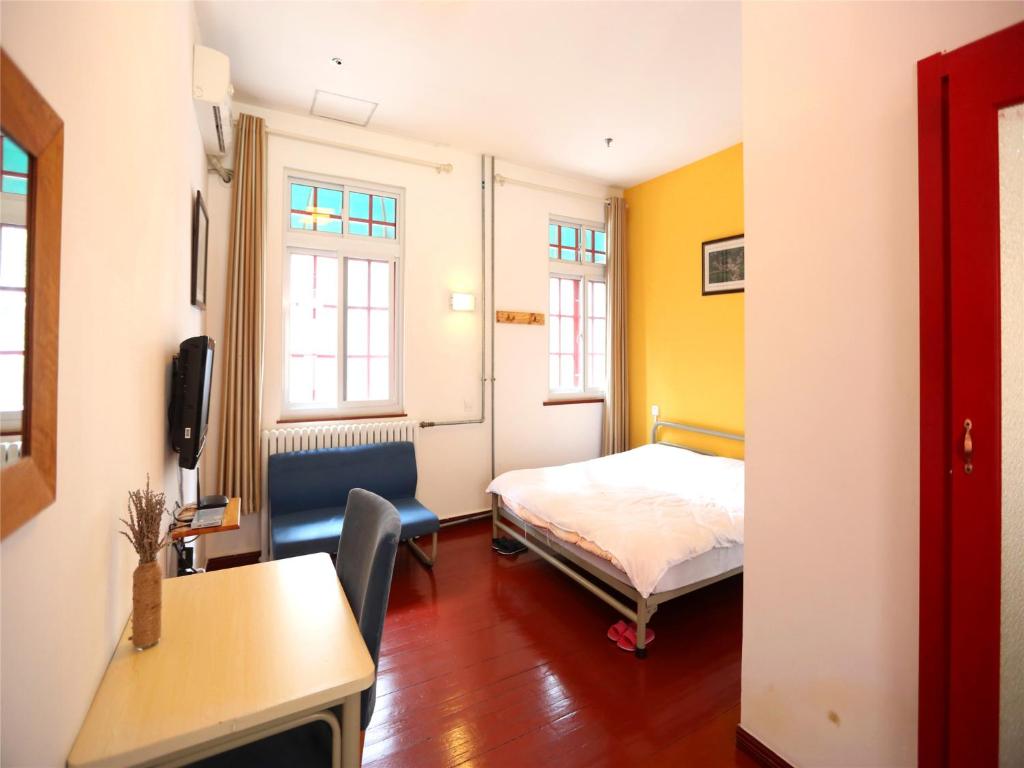 Двухместный (Улучшенный номер с кроватью размера «queen-size») хостела Wheat Youth Hostel, Циндао