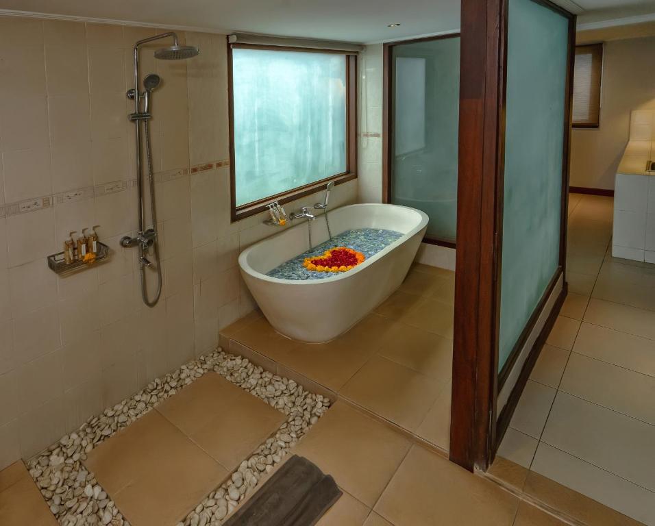 Двухместный (Предложение для длительного проживания - 14 или 30 дней в номере Делюкс Joglo с 1 спальней) виллы Villa Berawa, Чангу
