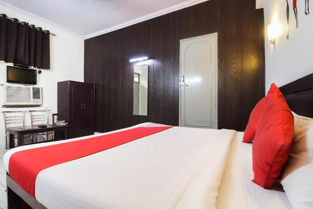 Трехместный (Трехместный номер «Комфорт» с душем) отеля OYO 36085 Hotel Apollo Agra, Агра