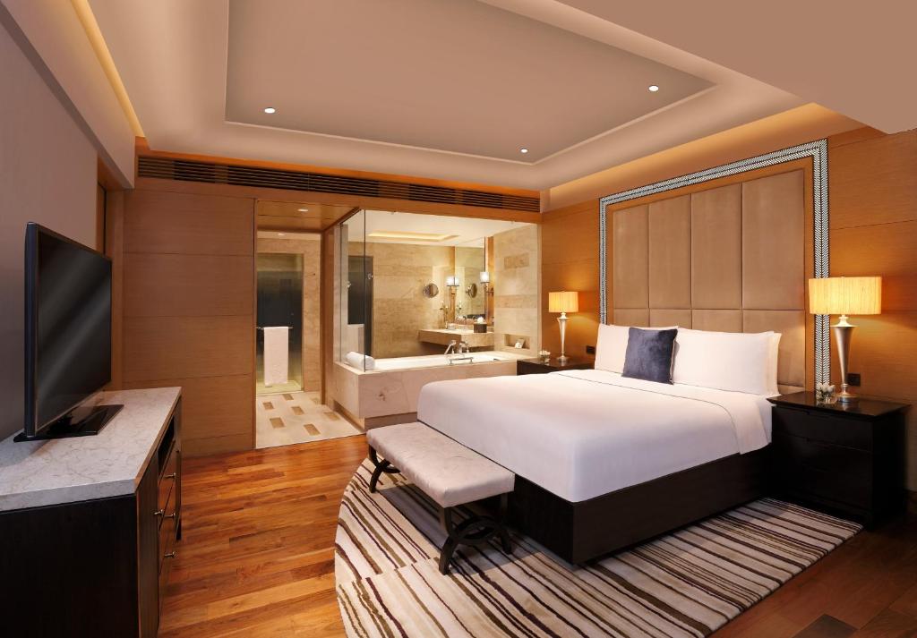 Двухместный (One Bedroom Suite with separate living room and kitchenette), The Leela Ambience Gurgaon Hotel & Residences