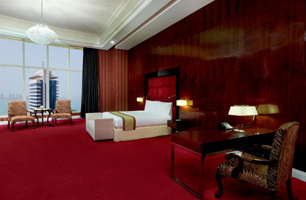 Сьюит (Люкс с 2 спальнями) отеля Crowne Plaza Doha West Bay, Доха