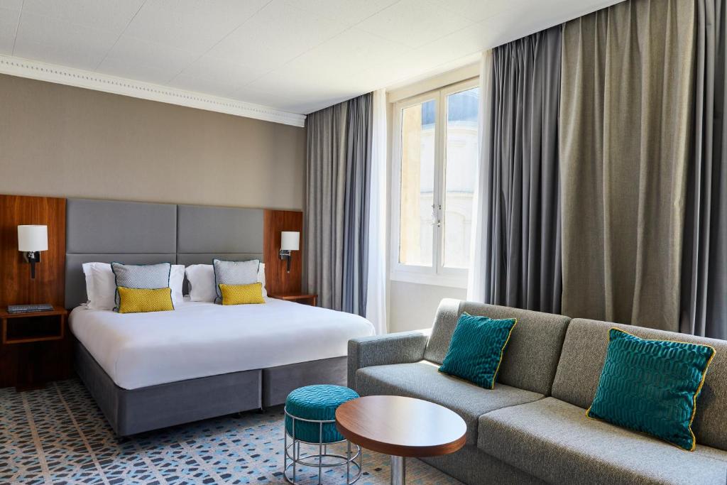 Двухместный (Представительский номер с кроватью размера «king-size», диваном-кроватью и правом посещения клубного лаунджа) отеля Crowne Plaza Paris République, Париж