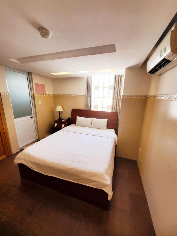 Двухместный (Стандартный двухместный номер с 1 кроватью и общей ванной комнатой) отеля Thanh An Hotel, Хошимин
