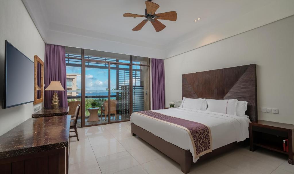 Двухместный (Номер Делюкс с кроватью размера «king-size» и видом на море) курортного отеля Yalong Bay Mangrove Tree Resort, Санья