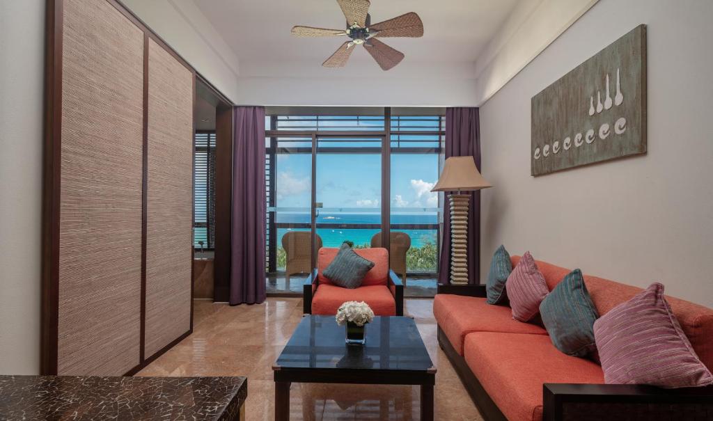 Двухместный (Суперлюкс с кроватью размера «king-size» и видом на море) курортного отеля Yalong Bay Mangrove Tree Resort, Санья