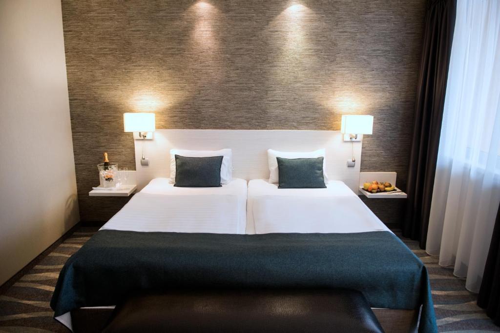Двухместный (Улучшенный двухместный номер с 2 отдельными кроватями и дополнительными кроватями (для 2 взрослых + 2 детей)) отеля Hotel Azur Siofok, Шиофок