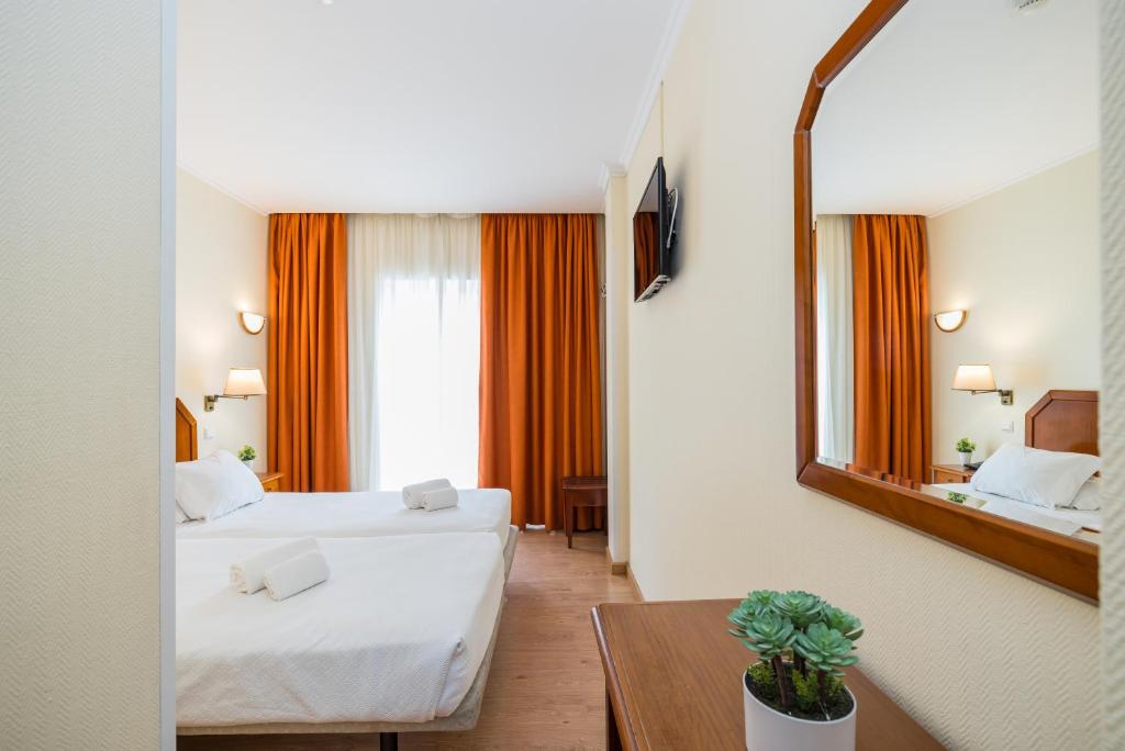Двухместный (Двухместный номер с 2 отдельными кроватями) отеля Hotel Residencial Colibri, Кошта-да-Капарика