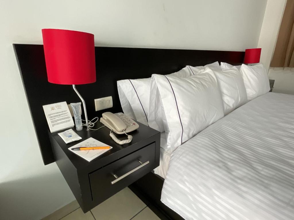 Четырехместный (Двухместный номер Делюкс с 2 двуспальными кроватями) отеля Suites del Real, Гвадалахара