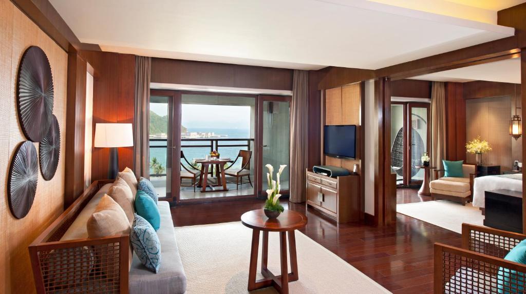 Сьюит (Люкс с видом на океан) курортного отеля Anantara Sanya Resort & Spa, Санья