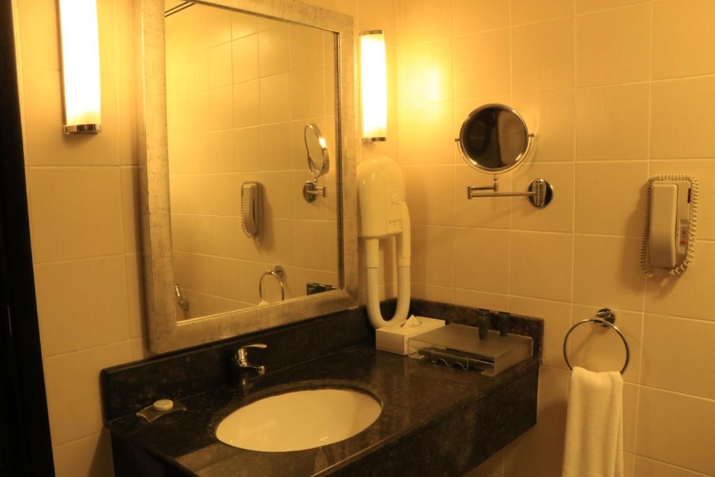 Двухместный (Улучшенный двухместный номер с 2 отдельными кроватями и видом на город) отеля Best Western Premier Muscat, Маскат