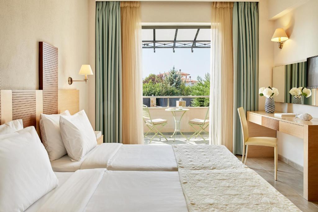 Семейный (Семейный номер-люкс с видом на сад (для 2 взрослых и 2 детей)) курортного отеля Istion Club & Spa, Неа-Потидея