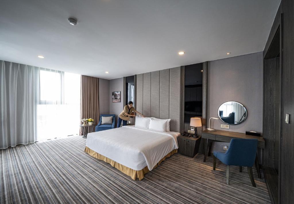 Двухместный (Номер Делюкс с кроватью размера «king-size») отеля Muong Thanh Luxury Saigon Hotel, Хошимин