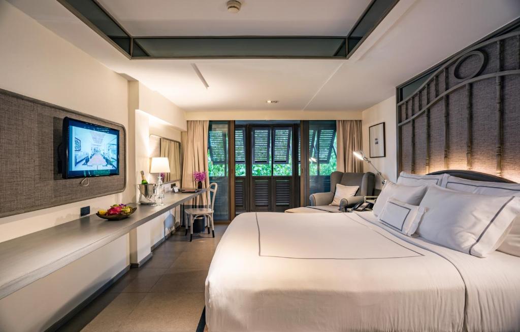Двухместный (Стандартный двухместный номер с 1 кроватью или 2 отдельными кроватями, видом на город и балконом) отеля Riva Surya Bangkok, Бангкок