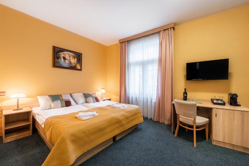 Двухместный (Двухместный номер Делюкс с 1 кроватью и дополнительной кроватью) отеля Hotel Libero, Прага