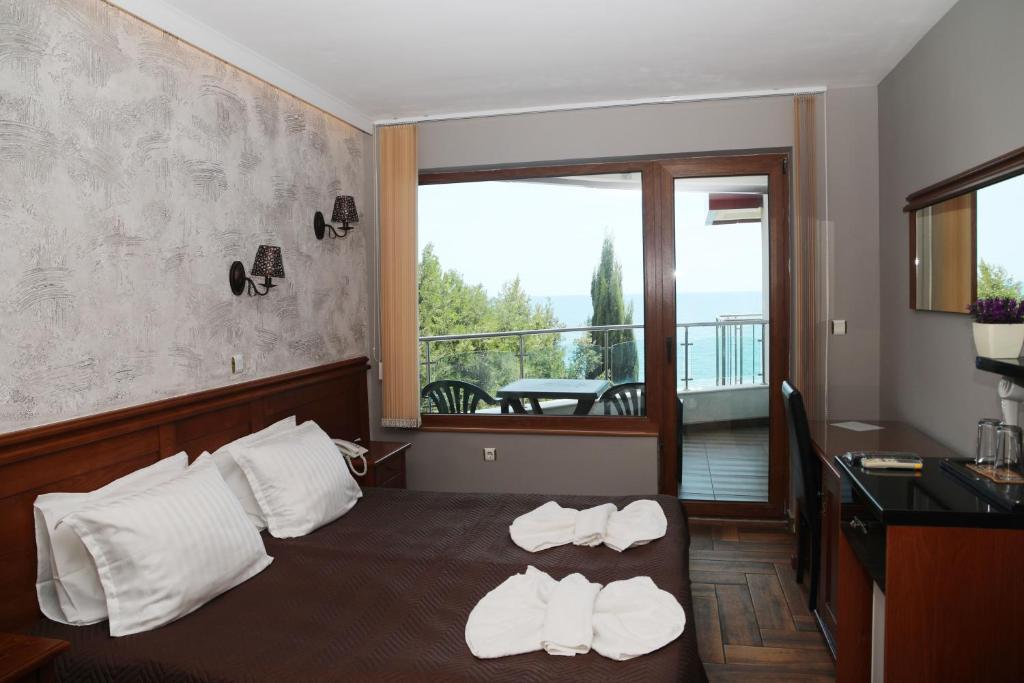 Двухместный (Двухместный номер с 1 кроватью или 2 отдельными кроватями и частичным видом на море) отеля Petrov Family Hotel, Несебыр