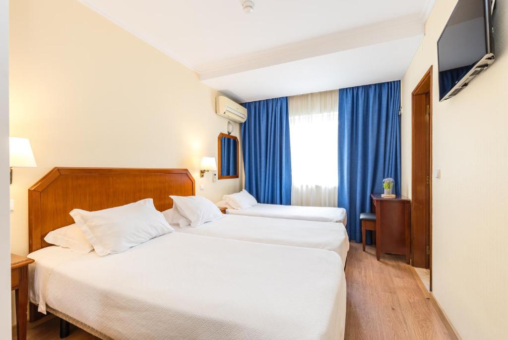 Двухместный (Двухместный номер с 2 отдельными кроватями и дополнительной кроватью) отеля Hotel Residencial Colibri, Кошта-да-Капарика