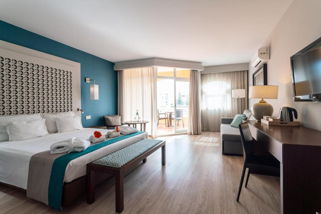 Двухместный (Двухместный номер с 1 кроватью или 2 отдельными кроватями и боковым видом на море) отеля Hotel Oriental - Adults Only, Портиман