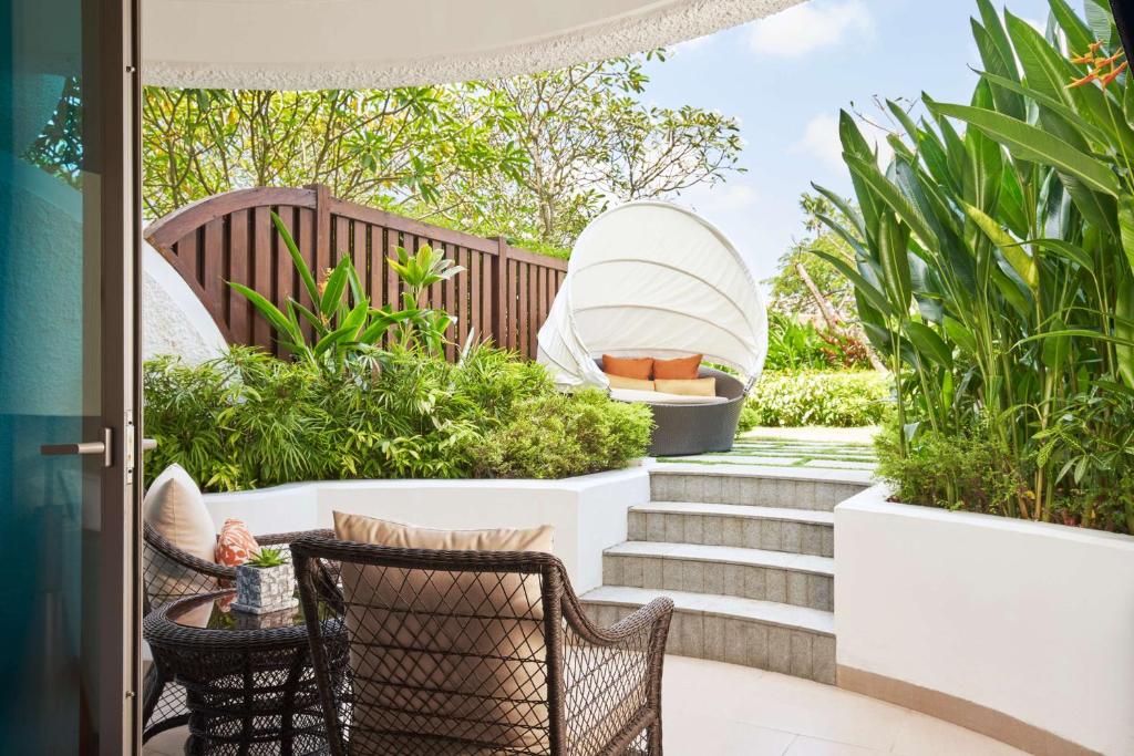 Семейный (Семейный номер Делюкс с кроватью размера «king-size» и террасой, крыло Garden) отеля Shangri-La Hotel Singapore, Сингапур (город)