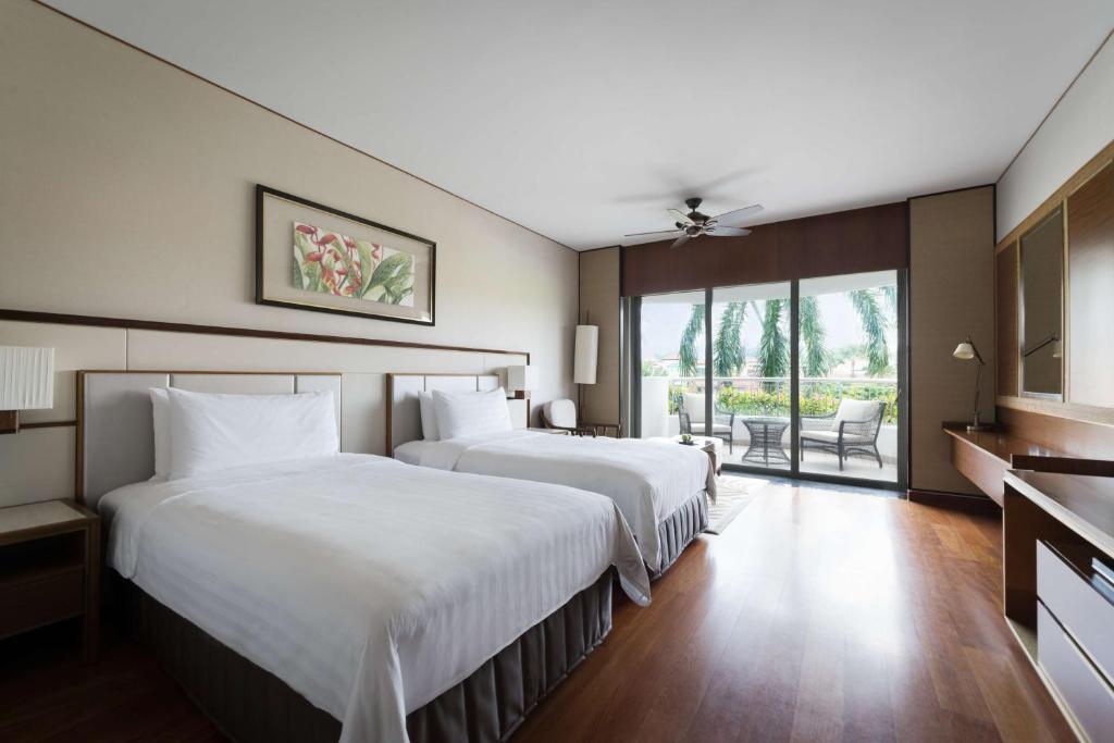 Двухместный (Двухместный номер Делюкс с 2 отдельными кроватями и видом на город, Садовое крыло) отеля Shangri-La Hotel Singapore, Сингапур (город)