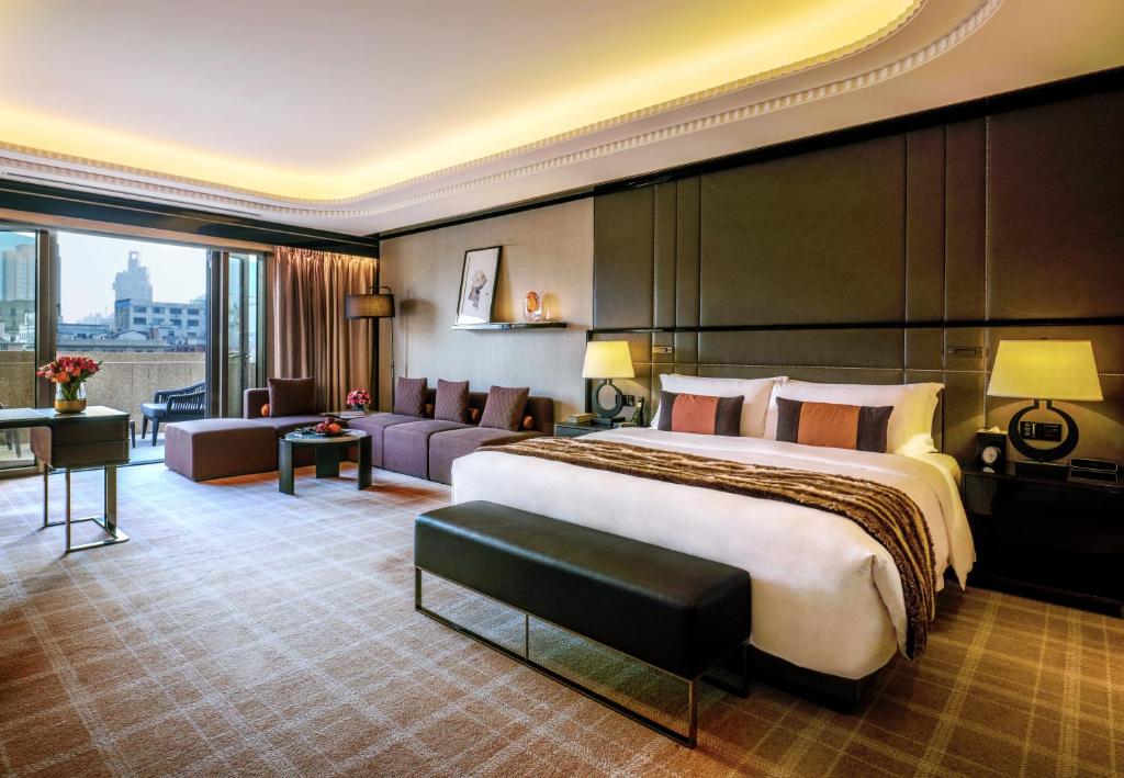 Двухместный (Номер с кроватью размера «king-size», террасой и видом на реку) отеля Bellagio Shanghai, Шанхай