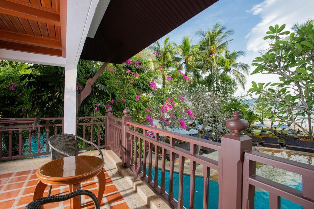Двухместный (Предложение Staycation — Номер с ванной рядом с бассейном в форме лагуны) курортного отеля Thavorn Beach Village Resort & Spa Phuket, Пхукет