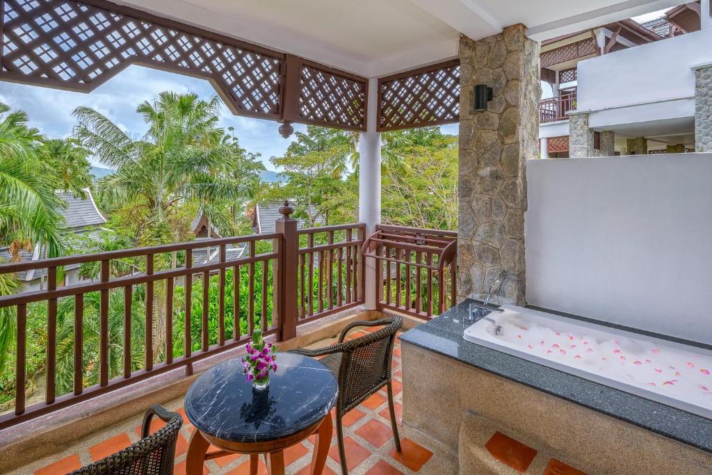 Двухместный (Вилла на склоне холма с ванной на террасе) курортного отеля Thavorn Beach Village Resort & Spa Phuket, Пхукет
