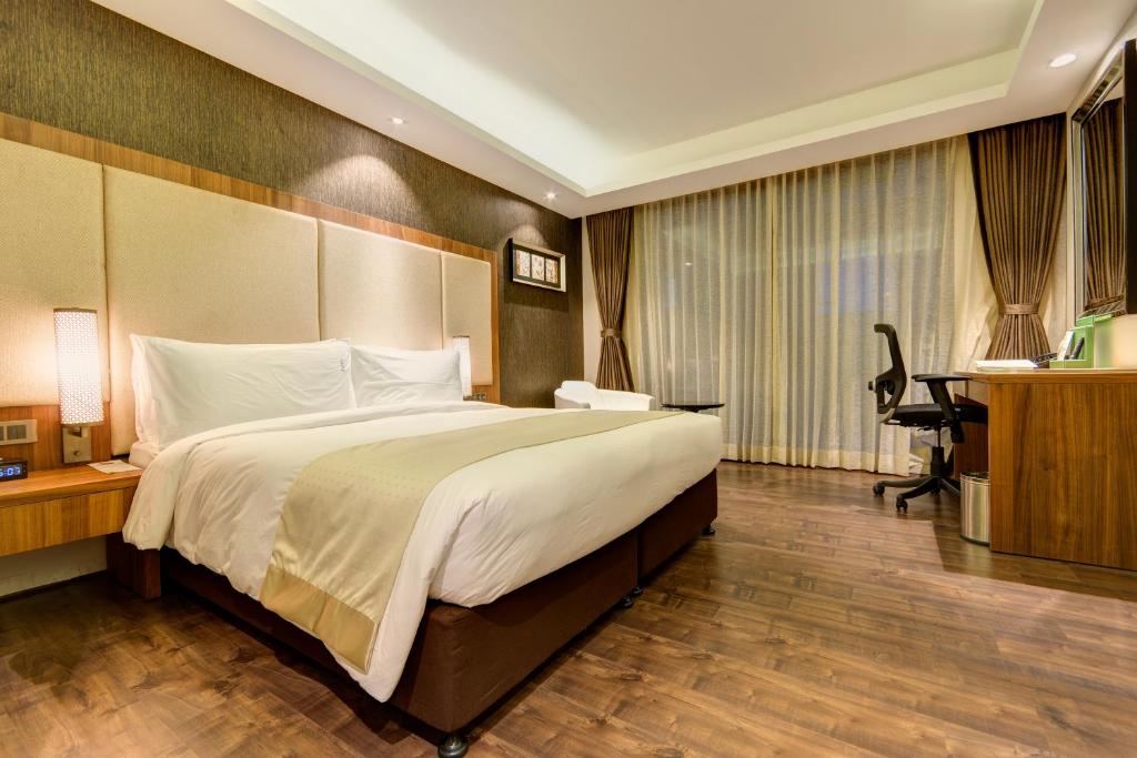 Трехместный (Executive King Room -  - 20% discount on Food & Soft beverages, 40% discount on Laundry & Transportation facilities), Holiday Inn Kolkata Airport