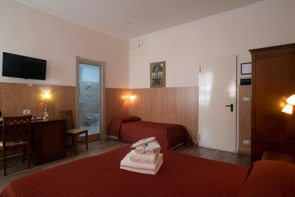 Четырехместный (Четырехместный номер) отеля Hotel Tonic, Палермо