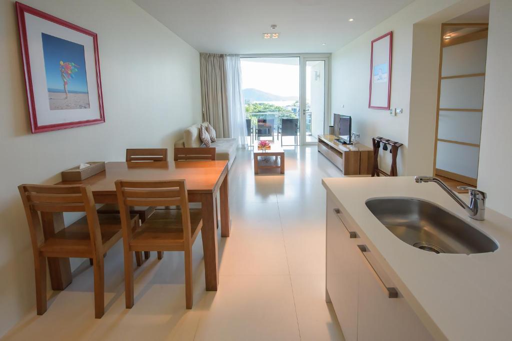 Сьюит (SA1B: Люкс с 1 спальней, кухней и балконом) курортного отеля Grand West Sands Resort & Villas Phuket, Пхукет