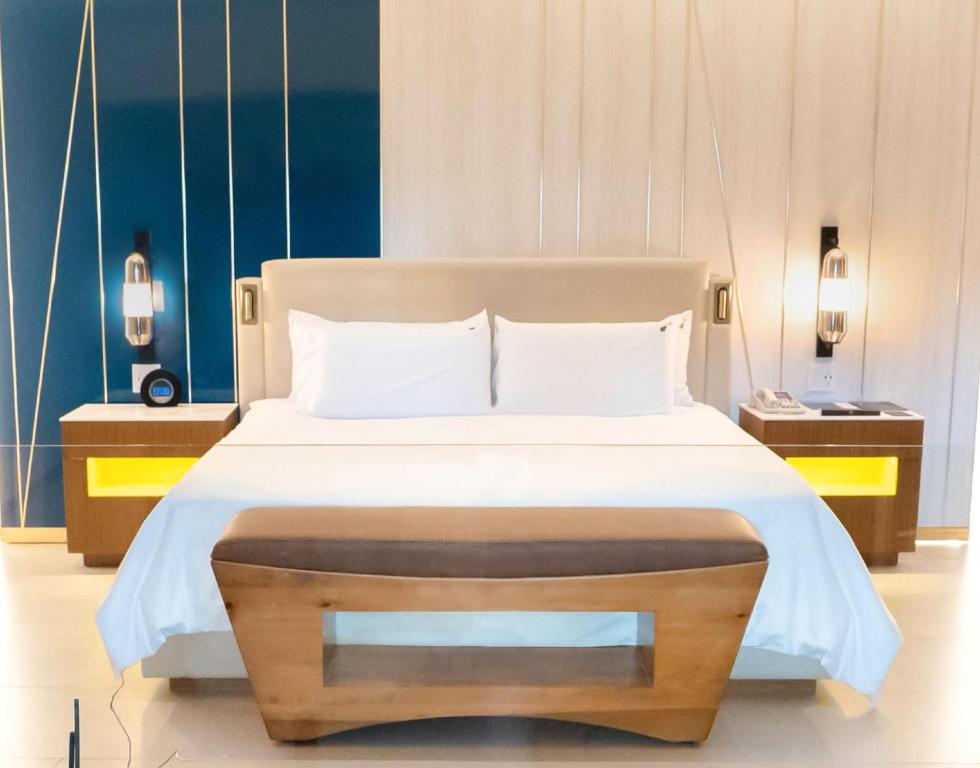 Четырехместный (Люкс «Карибиан» с кроватью размера «king-size» и диваном) курортного отеля Hard Rock Hotel & Casino Punta Cana All Inclusive, Пунта-Кана