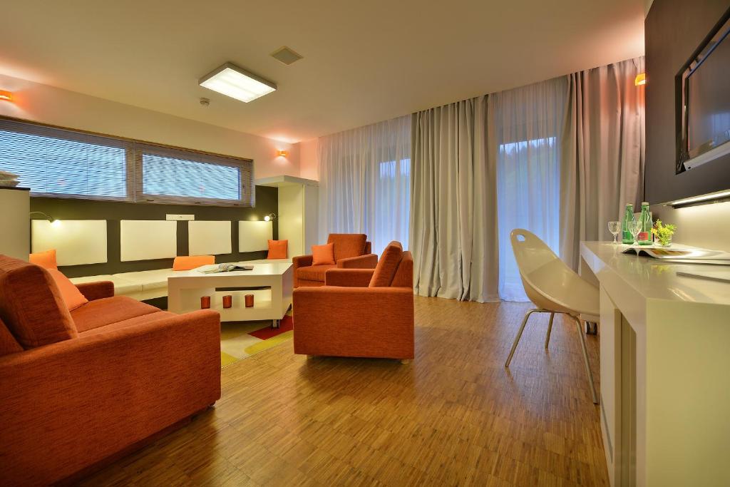 Сьюит (Superior Suite with Terrace and Whirlpool) отеля SkiResort Hotel Omnia, Янске-Лазне