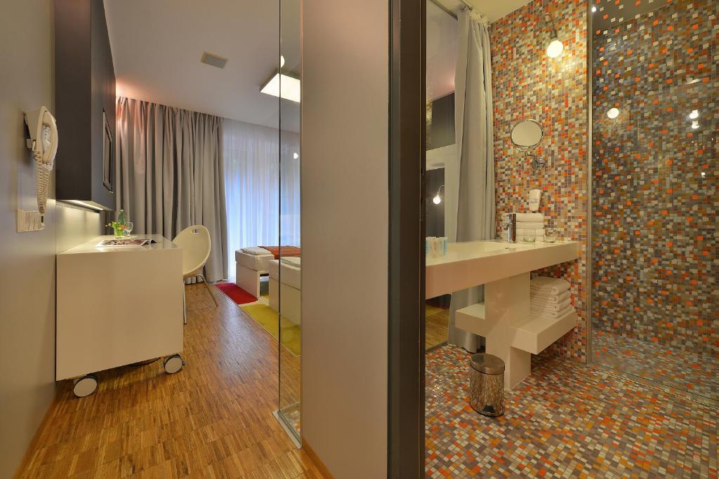 Двухместный (Улучшенный двухместный номер с 1 кроватью и балконом) отеля SkiResort Hotel Omnia, Янске-Лазне