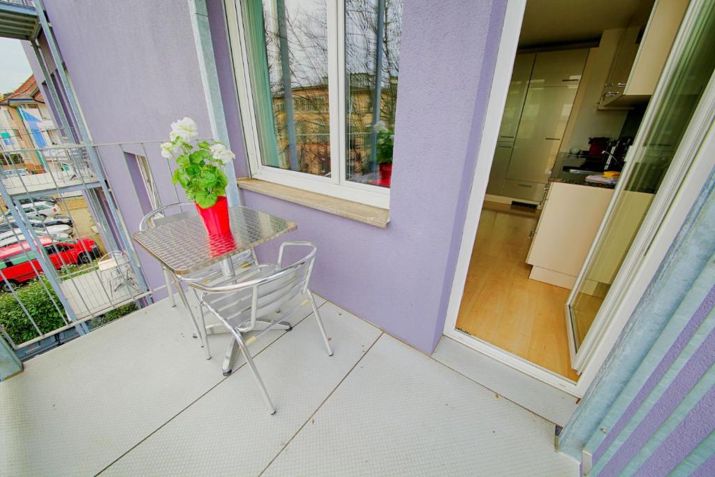 Апартаменты (One Bedroom Apartment with balcony Q), HITrental Letzigrund - Apartment